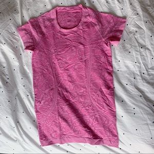 Lululemon run swiftly rose patterned tee